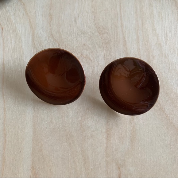 VINTAGE ENAMEL EARRINGS. BROWN/ COPPER ORNATE SHAPE - Picture 5 of 5